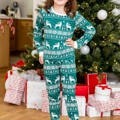 Best Pirce ✔️ Pink Lily Kids Underneath The Tree Green 🎅 Christmas Print Pajama Set ✨ -Glam-girl Sales 185662 185662 185658 185656 185654 14 650x
