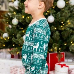 Best Pirce ✔️ Pink Lily Kids Underneath The Tree Green 🎅 Christmas Print Pajama Set ✨ -Glam-girl Sales 185662 185662 185658 185656 185654 9 650x