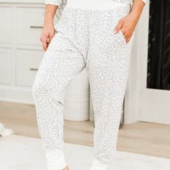 Promo ⭐ Pink Lily All I Want For 🎅 Christmas Ivory And Grey Leopard Print Pajama Set 🥰 -Glam-girl Sales 186446 11 de11b9f8 48ba 42d7 960d 4e54cf20f12c 650x
