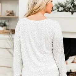 Promo ⭐ Pink Lily All I Want For 🎅 Christmas Ivory And Grey Leopard Print Pajama Set 🥰 -Glam-girl Sales 186446 9 650x