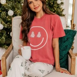 Discount 😍 Pink Lily Smiley Face 🎄 Christmas Cake Red Graphic Tee ✔️ -Glam-girl Sales 219A9829 650x