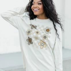 Brand new 🌟 Pink Lily Daisy Checkered Neutral Ivory Graphic Long Sleeve Tee 🛒